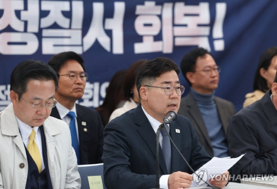 더불어민주당 박찬대 원내대표가 27일 서울 종로구 광화문 천막당사에서 열린 정책조정회의에서 발언하고 있다.연합뉴스